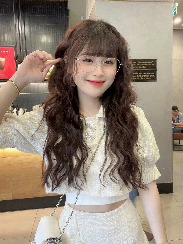 Gái xinh tóc dài đeo kính gọng vuông, phong cách hiện đại.
