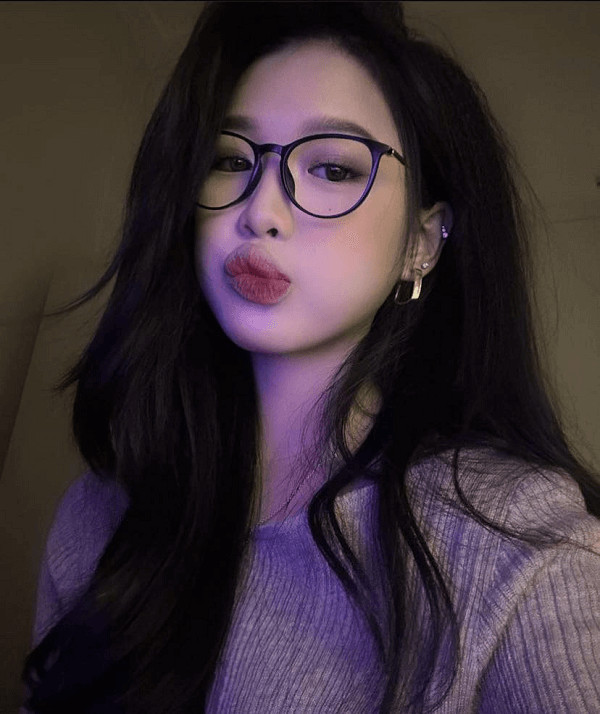 Gái xinh tóc dài đeo kính, phong cách nữ tính.