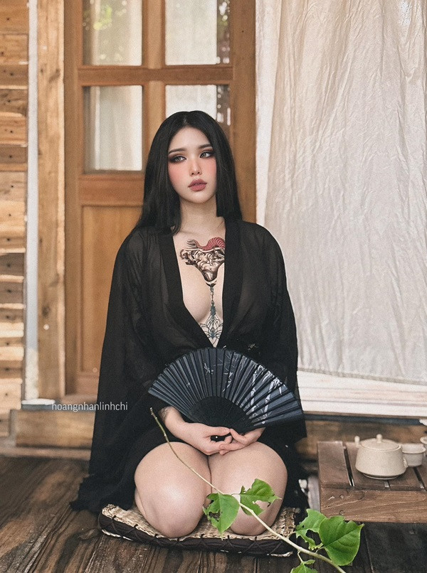 Hoàng Nhân Linh Chi khoe vòng một căng đầy