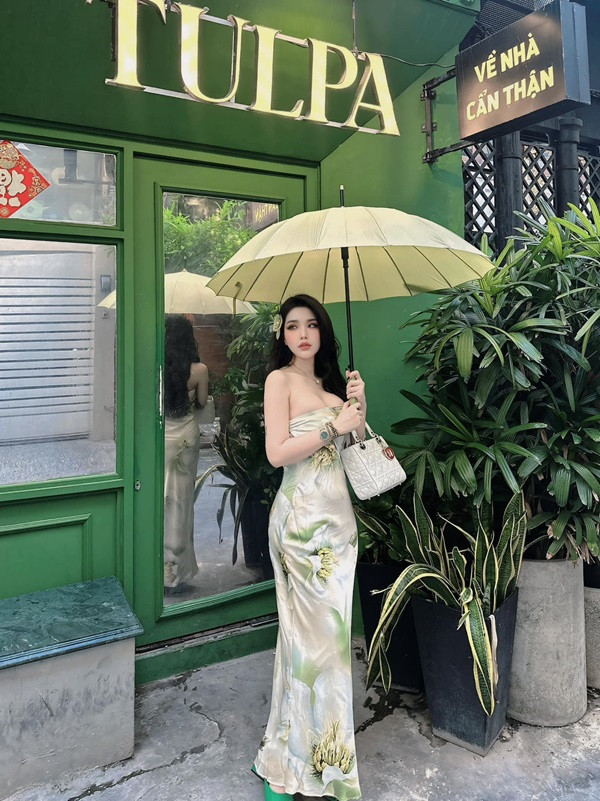 Hoàng Nhân Linh Chi khoe đường cong cơ thể