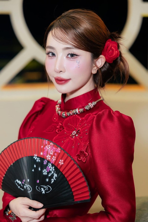 alt: Quỳnh Nga tham dự một sự kiện với trang phục lộng lẫy.