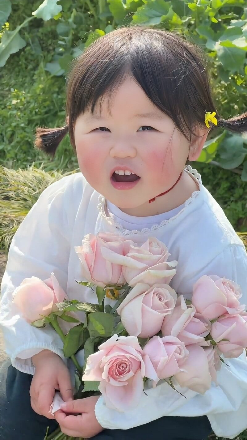 Hình nền em bé dễ thương với nụ cười tỏa nắng