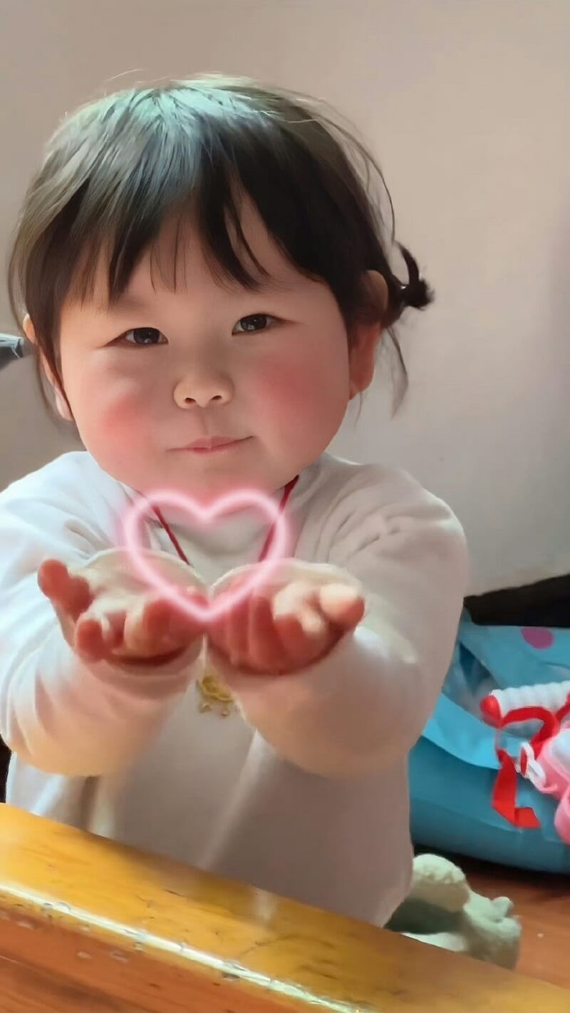 Hình nền em bé chơi đùa cùng đồ chơi