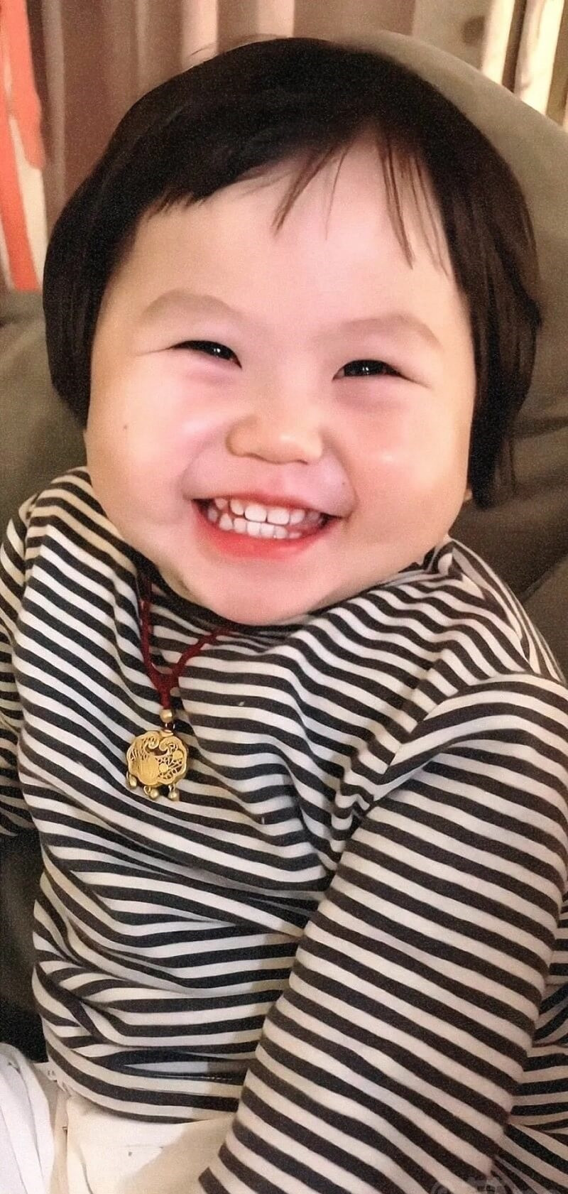 Hình nền bé gái dễ thương với nơ hồng