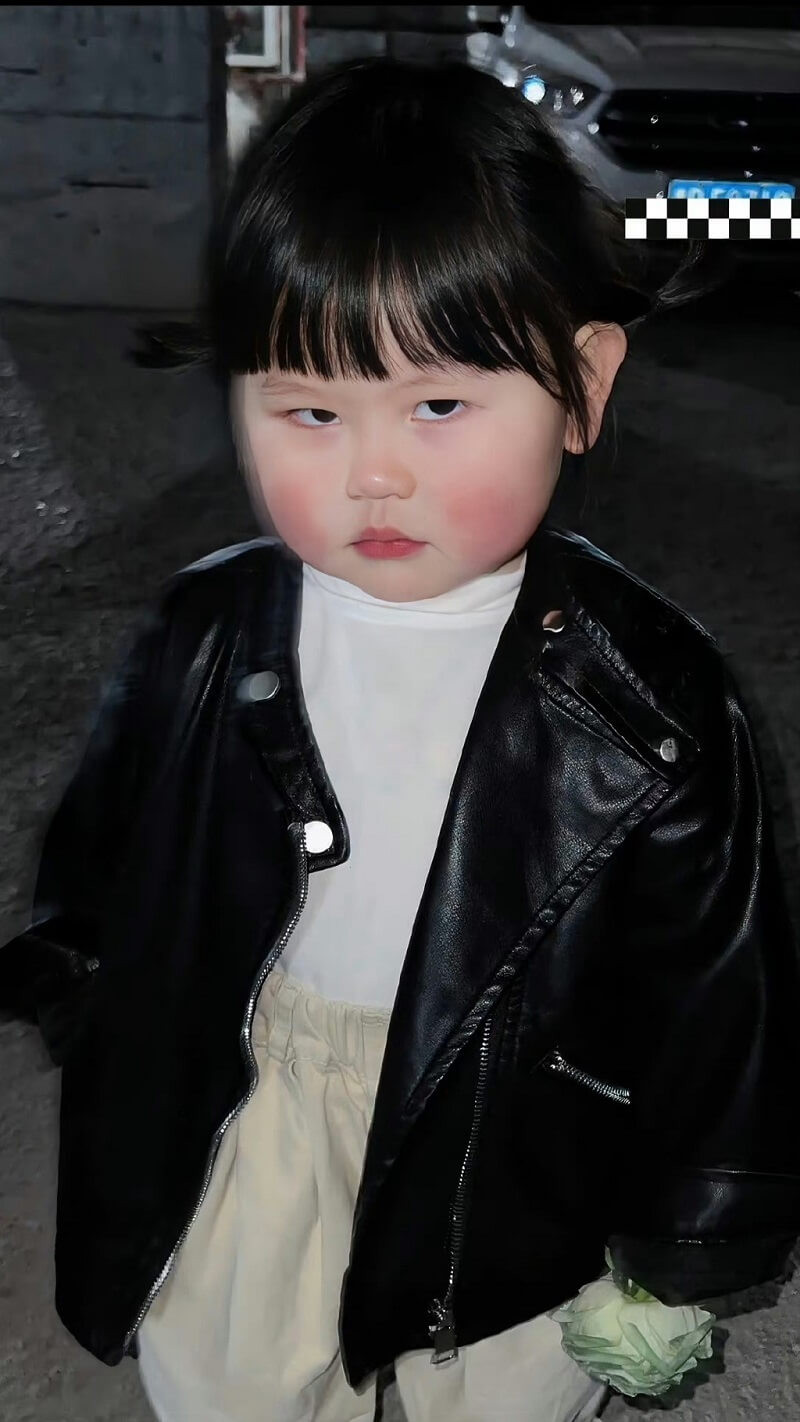 Hình nền em bé tạo dáng đáng yêu