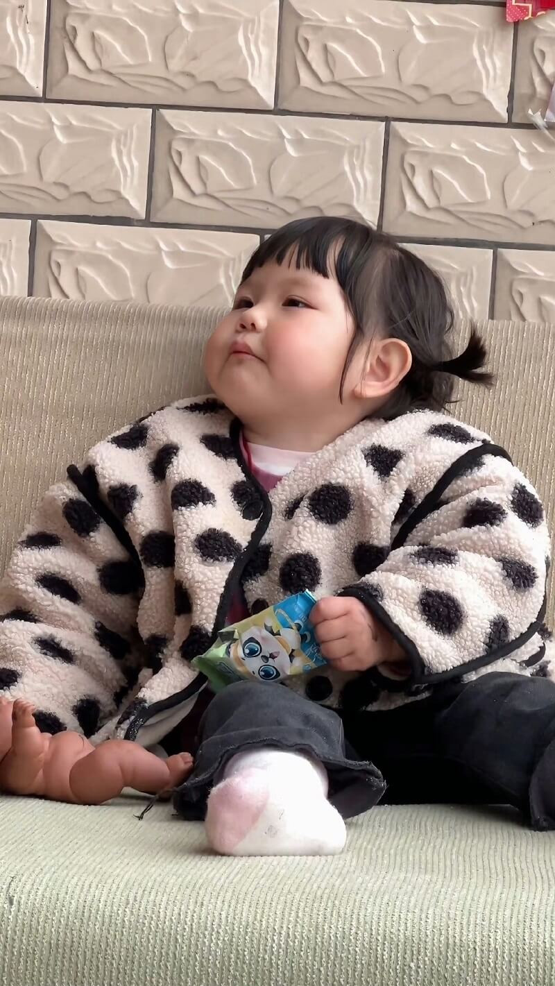 Hình nền em bé đội mũ len dễ thương