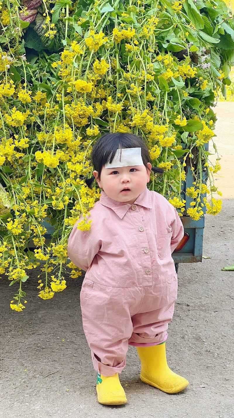 Hình nền em bé với đôi mắt to tròn