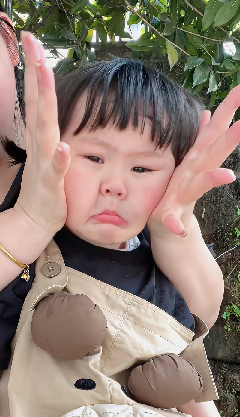 Hình nền em bé dễ thương với gấu bông