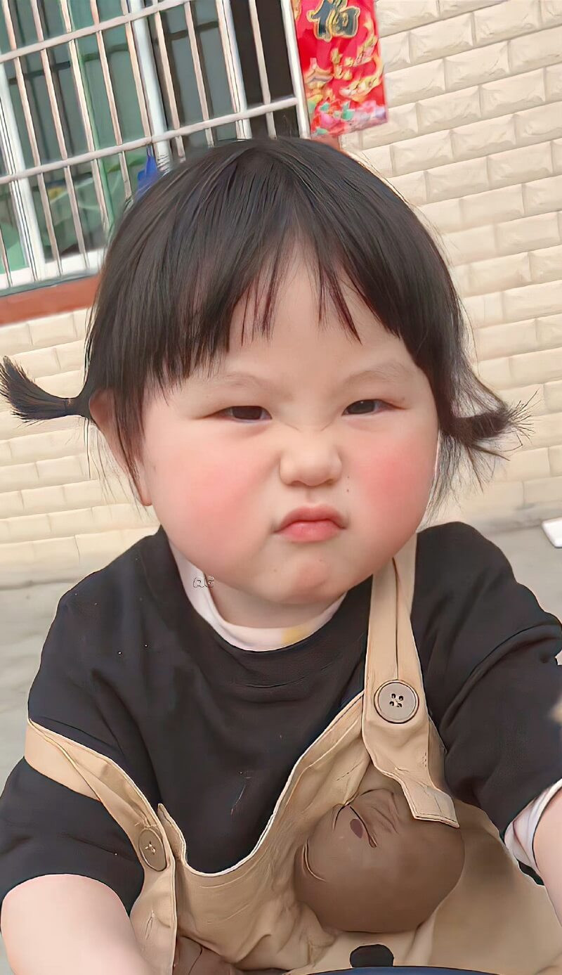 Hình nền em bé với biểu cảm ngộ nghĩnh