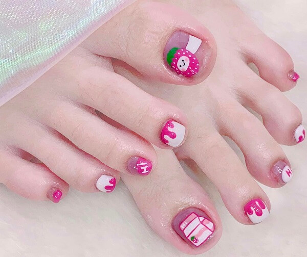 Nail chân vẽ họa tiết trừu tượng