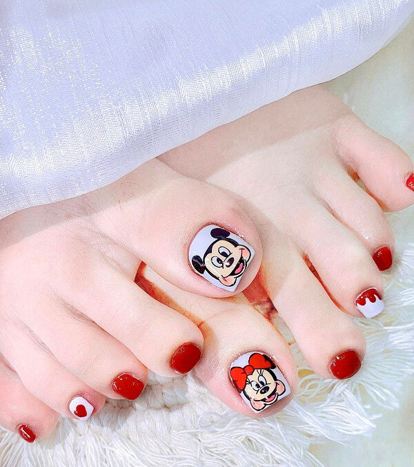 Nail chân cute với họa tiết chấm bi