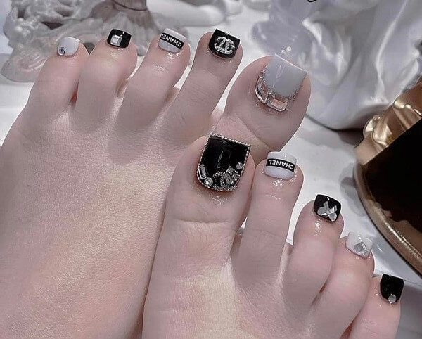 alt Mẫu nail trắng đen đơn giản kiểu Pháp
