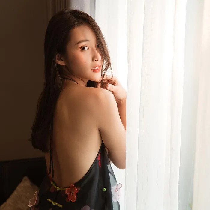Hình ảnh Khả Ngân tạo dáng sexy bên bể bơi, thu hút mọi ánh nhìn