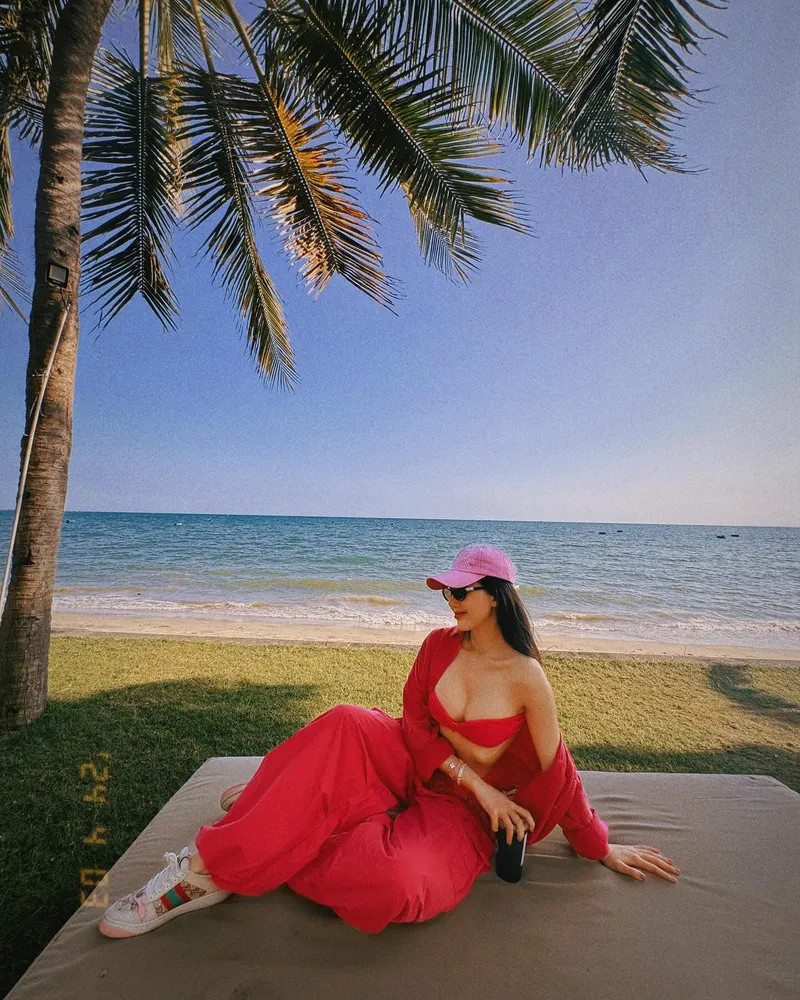 Bùi Quỳnh Hoa diện bikini cúp ngực đầy sáng tạo