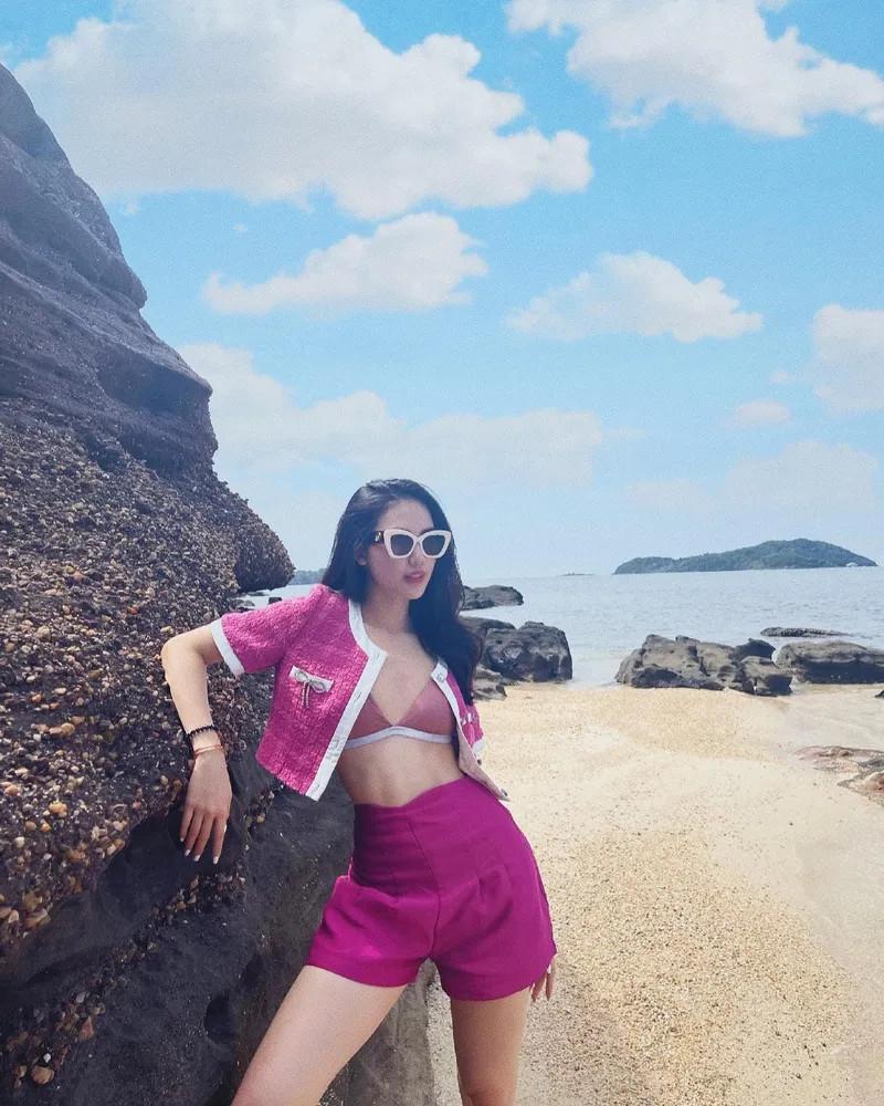 Bùi Quỳnh Hoa trong bộ bikini đầy phong cách, thu hút mọi ánh nhìn