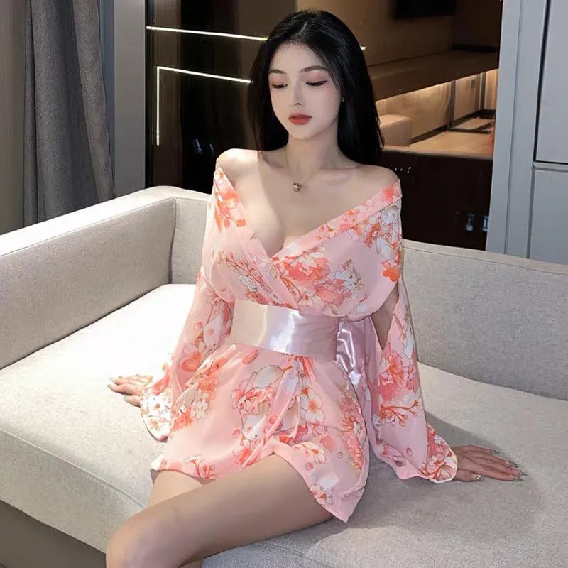 Ảnh cô gái trong bộ đồ ngủ tinh tế và thu hút