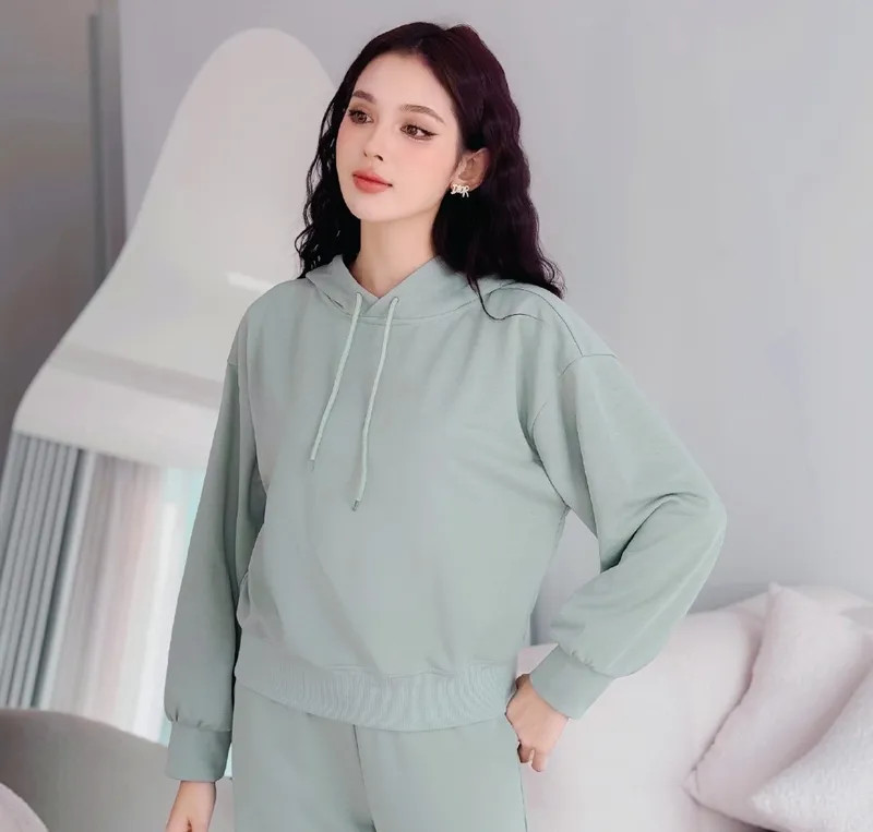 Gái xinh trong đồ ngủ nhẹ nhàng, đầy thu hút