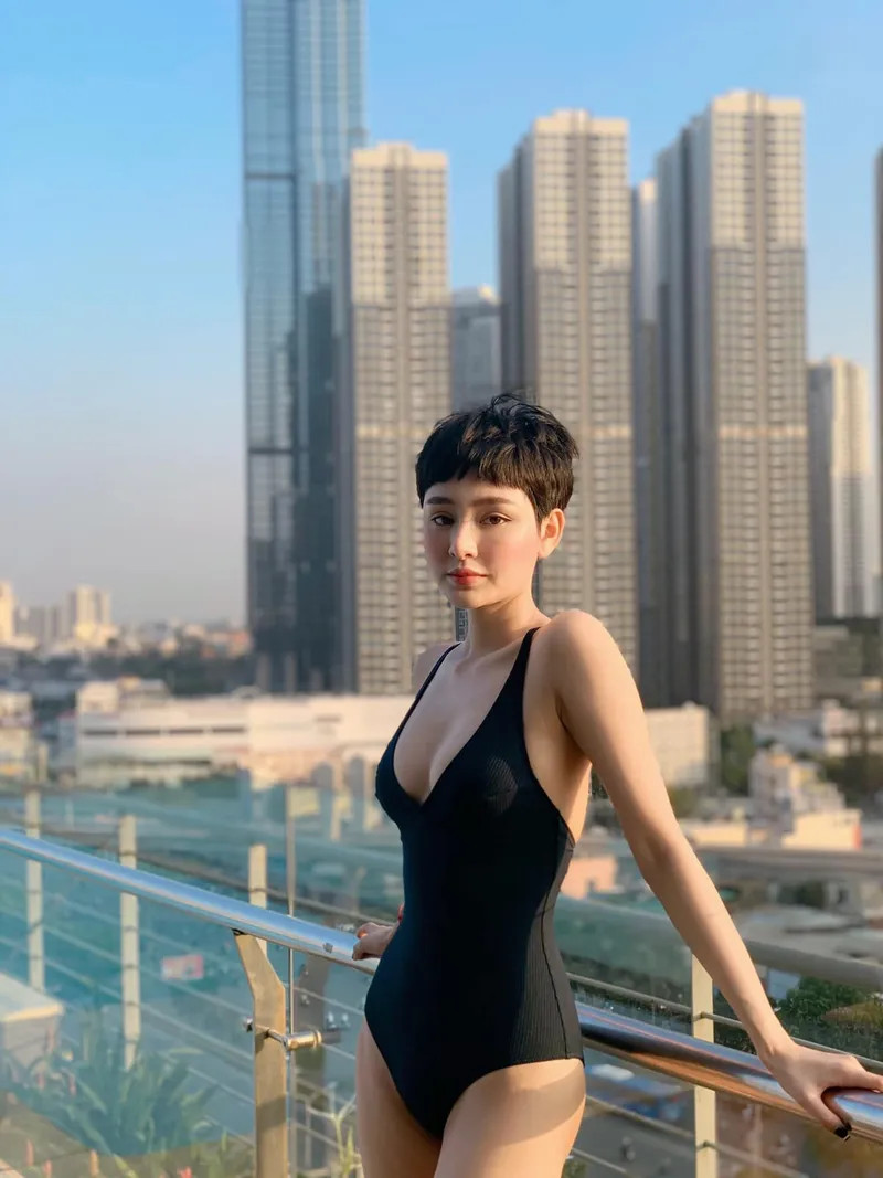Hiền Hồ bikini quyến rũ.